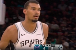 就是自信!文班亚马三分线外接球干拔 首次出手就命中!