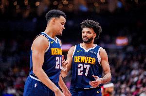 专业背景板!亚历山大、东契奇都是迎着斯潘塞·琼斯完成绝杀