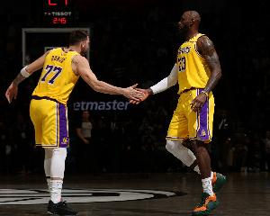 东契奇谈詹姆斯飞扑救球:难以置信 他一心只为赢球 太精彩了