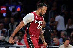 鲍威尔:裁判那次吹我们发球5秒违例是胡扯 也太快了