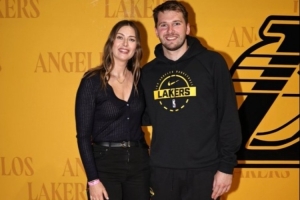 跨界联动!网坛名宿莎拉波娃和东契奇合影留念