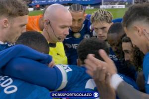 有解释也够炸裂..切尔西赛前围裁判因纽卡先开球,裁判来中圈控场