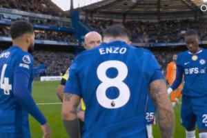 名场面!切尔西围圈把主裁保罗·蒂尔尼围住 帕尔默抱裁判+盯着看