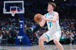 调整能力极强!克尼佩尔第三节6中5&三分4中3轰17分 上半场仅2分