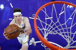 枪管发烫!里夫斯首节5投4中&三分3中2 拿到10分1助攻1盖帽