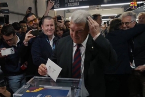 谁会当选?巴萨新任主席候选人拉波尔塔、丰特已完成投票