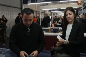 巴萨官方社媒晒哈维投票视频,此前曾炮轰拉波尔塔