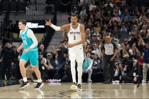 文班亚马捕住黄蜂：遮天蔽日的存在感