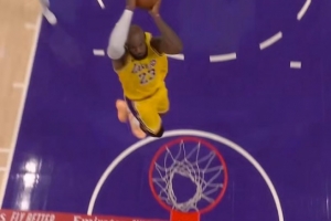 百分连线!东契奇收板0反应时间送出长传 詹姆斯暴扣取分