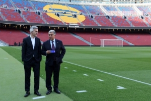 世体为拉波尔塔和丰特拍摄竞选传统照片,两人有说有笑气氛友好