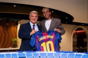 暗示支持?巴萨主席大选即将到来,亚马尔在社媒晒和拉波尔塔合照