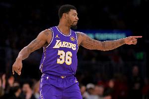 变身3D?斯马特成队史第二位单场5+三分5+抢断 比肩科比