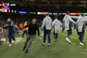 high翻了!道曼进球后阿尔特塔激情庆祝,狂奔高高跃起挥拳