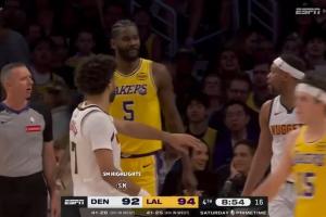 不至于吧!布鲁斯·布朗上篮被艾顿犯规 怒喷:你太TM垃圾了!