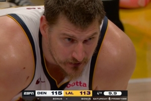 致命切球!里夫斯中路突破攻筐 被约老师“鬼手掏”干净断掉