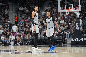 这怎么玩!文班亚马顺下直接抛传 卡斯尔溜底线空中转体空接反扣