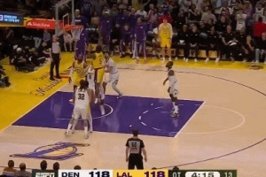 强硬一把！艾顿奋力拼下前场篮板 随后力压约基奇抛投得手