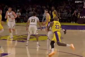 詹姆斯主动抱穆雷 结果穆雷被吹犯规 美媒：裁判其实是在帮掘金