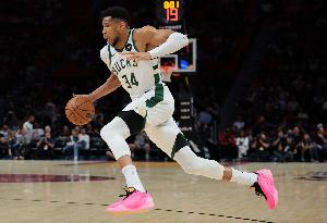 字母哥常规赛160次至少轰30分10板5助 超越大O独占历史第一!