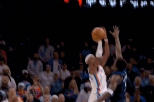 还是续上了！亚历山大招牌中距离打成2+1 连续128场得到20+！