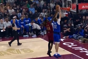 弗拉格快下试图扣篮被犯规依然2+0 防守悍将埃利斯开场1分多钟2犯