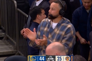 场边库里看高兴了!小佩顿外线连中两记三分球 勇士领先19分打停