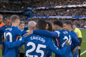 内维尔谈切尔西球员围圈:像邪教,纯粹作秀,毫无意义,荒诞可笑