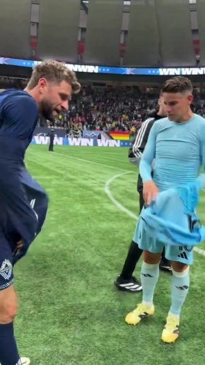 前拜仁队友！穆勒与J罗首次在美职联赛场对阵，赛后交换球衣