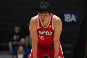 媒体人:对面有足体型中锋 杨瀚森在对抗终结上就受到不小的影响