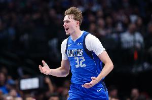 再调整一下投篮手感！弗拉格半场6中3拿到8分5板5助1帽