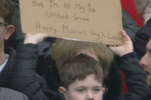 错过母亲节,小球迷举牌向母亲道歉:今天是我第一次来看曼联比赛
