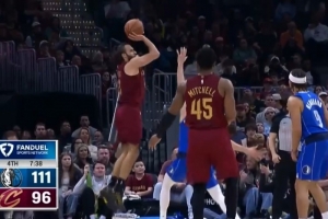 手感无解!斯特鲁斯连续2记顶投三分根本拦不住 助骑士止血!