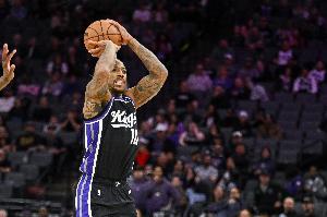 近期开始发力了！德罗赞上半场8中6&罚球6中5砍全场最高18分5助