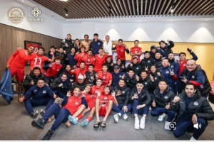 成功归零,何超晒更衣室庆祝照:最想要的胜利得到了,硬伤不严重