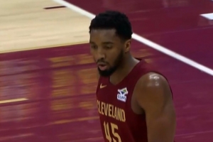 确实厉害!施罗德不停球传球 米切尔不沉球三分压哨空心命中!