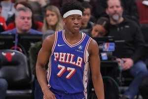 抢板很积极投篮得加强!埃奇库姆半场10中3拿到7分9板3助1帽