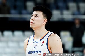 差异明显!上海首节全队三分4投全铁 青岛多点开花6投4中