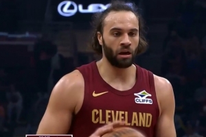 让球迷惊喜!斯特鲁斯赛季首秀 替补23分钟三分7中6砍下24分8板!