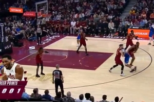 里程碑+1!米切尔虚晃后干拔压哨三分!生涯总得分破15000大关!