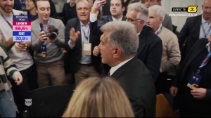 接着奏乐接着舞！拉波尔塔与工作人员兴奋舞蹈，开香槟庆祝