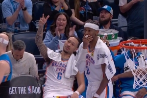 表情包+1!哈滕弧顶挡拆下蛋助麦凯恩命中三分 鸭梨场边捂嘴惊叹