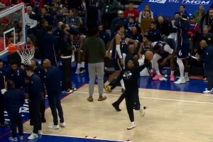 哈哈哈有点逗!暂停期间马克西手痒难耐试图勾手 表情稍显夸张