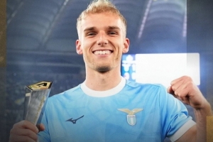 伊萨克森:主场球迷气氛令人难以置信,很高兴得到全队的拥抱祝贺