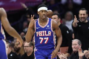 豪气胆边生！埃奇库姆关键中投&砍18分12板2帽 篮板生涯新高