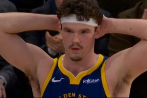 抱头懊恼!最后一攻桑托斯甩传波斯特 但后者脱手失误...