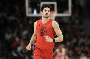 外线还没开和!阿夫迪亚半场9中3拿到12分4板5助 三分4中0