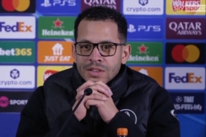 罗塞尼尔:围圈喊话是球员想展示团结 扭转局势很难但并非不可能