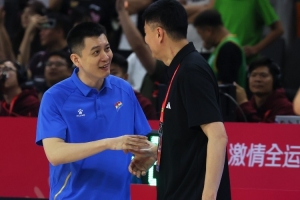 杨鸣：杜锋一直在顶着球队前进&压力很大 每个教练员都值得尊重
