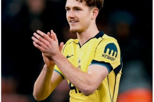 热刺19岁后卫罗斯韦尔替补登场迎首秀,球队官推晒照送祝贺