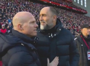 不认识人了?太阳报:图多尔赛前疑似将自家联络官误认为是斯洛特